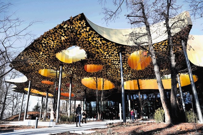 Japonski arhitekt Sou Fudžimoto je Hišo madžarske glasbe oblikoval tako, da bodo skozi streho rasla drevesa.