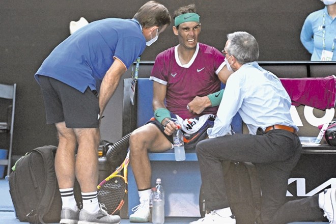 Rafael Nadal (v sredini) je imel v zadnjih dveh nizih veliko zdravstvenih težav, a se je prebil v polfinale.