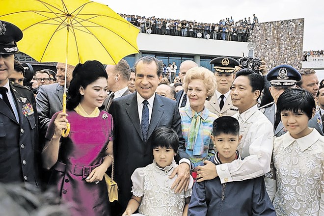 Zakonca Marcos s tremi otroki na letališču v Manili v družbi ameriškega predsednika Nixona in njegove žene Pat  Foto: arhiv...