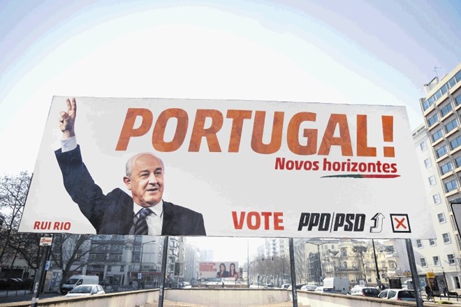 Vodja največje opozicijske Socialdemokratske stranke Rui Rio s plakata poziva Portugalce k podpori na nedeljskih...