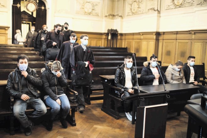 Sodbo bodo izrekli (v prvih klopeh z leve) Milošu Kovačiču, Tatjani Grm, Milošu Grmu, Niku Šarkeziju in Nastji Grm.