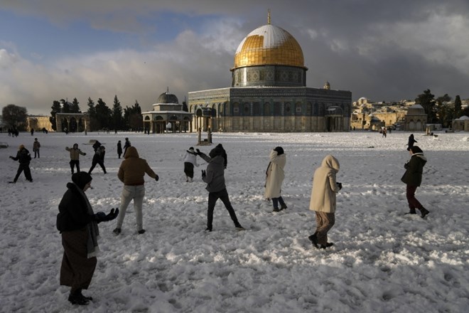 Šole v Jeruzalemu in na severu Izraela so bile zaprte, tako da so se otroci lahko igrali na snegu in kepali.