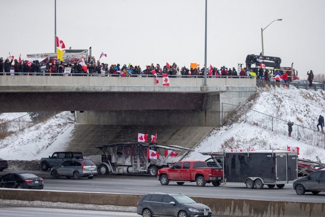 Kanadski tovornjakarji protestirajo proti obveznemu cepljenju proti covidu-19