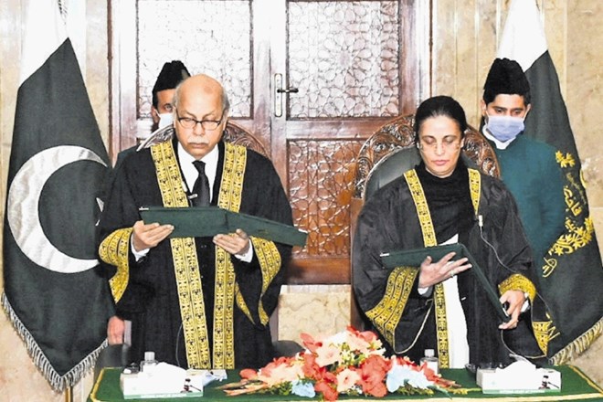 Petinpetdesetletna Aješa A. Malik je prisegla kot nova pakistanska vrhovna sodnica.