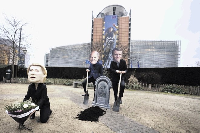 Okoljevarstveniki so s protestom ob sprejetju klasifikacije ponazorili, da je evropska komisija pokopala svojo ključno...