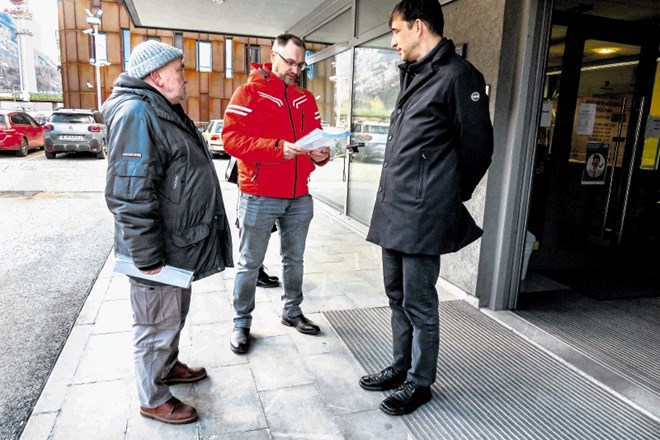 Jeseniški župan Blaž Račič, ki so mu  člani civilne iniciative predali več kot 1500 podpisov nezadovoljnih občanov, je...