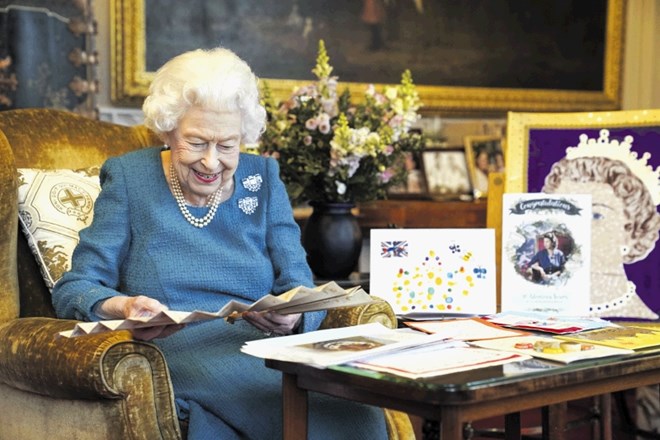 Kraljica Elizabeta II. je včeraj v windsorskem gradu takole pregledovala spominke ob svojem platinastem jubileju.
