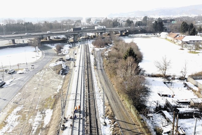 Dela na levem tiru proge med Ljubljano in Brezovico so končana. Prenova desnega tira naj bi trajala do 30. junija.