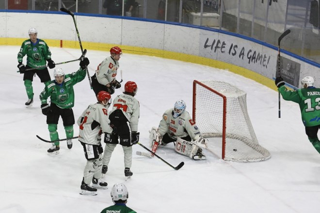 Hokejisti Olimpije (v zelenem) so bili v polfinalu državnega prvenstva premočni za Jesenice.