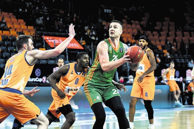 Košarkarji Olimpije (v zelenem Alen Omić) so na gostovanju v Ulmu prišli do pete zmage v evropskem pokalu.