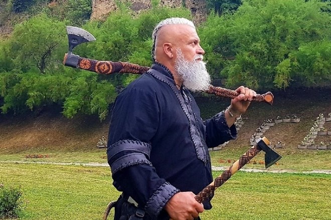 Stipe Pleić se je navdušil nad serijo Vikingi , se iz Nemčije vrnil domov v Bosno in Hercegovino ter začel izdelovati sekire,...