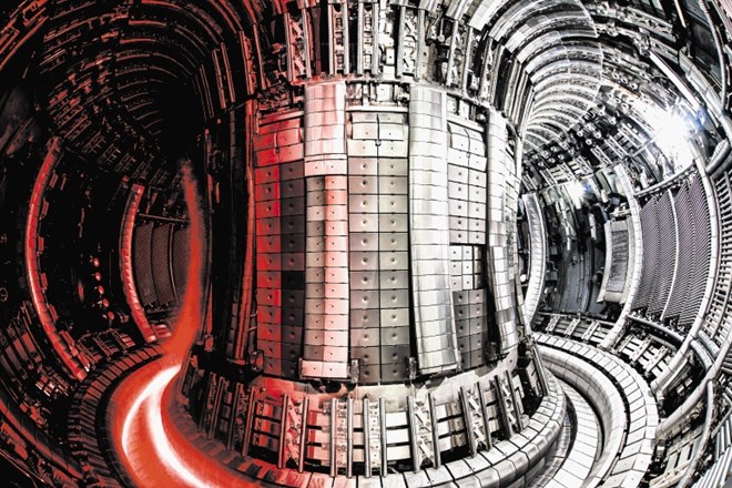 V reaktorju JET v Veliki Britaniji so znanstveniki dosegli rekordno količino fuzijske energije. Pri poskusih so sodelovali...