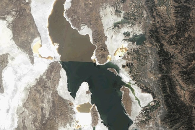 S satelitskega posnetka iz avgusta 2018 je jasno razvidno, kako se krči površina jezera.