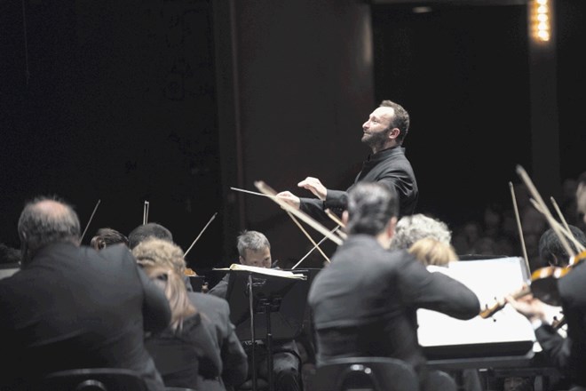 Dirigent Kiril Petrenko je iz svojega orkestra izvabil ravnotežje med številnimi glasbenointerpretacijskimi detajli,...