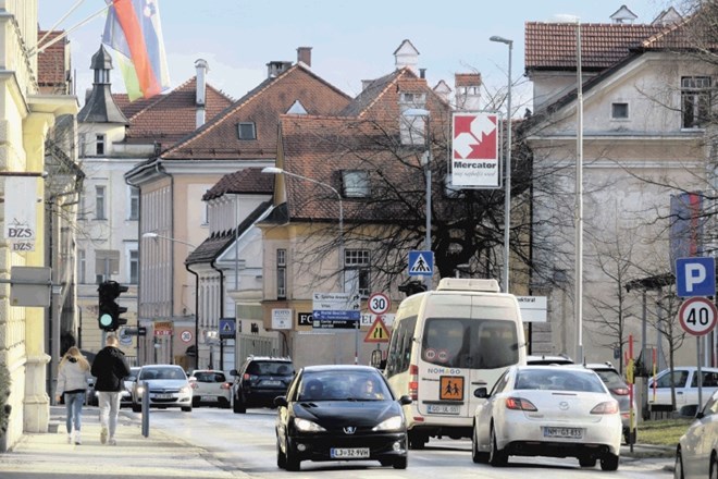 Iz Kočevja (na fotografiji) v Ljubljano se vsak dan  vozi na delo 2000 ljudi, 500 pa v obrnjeni  smeri. »Nova cesta ni...