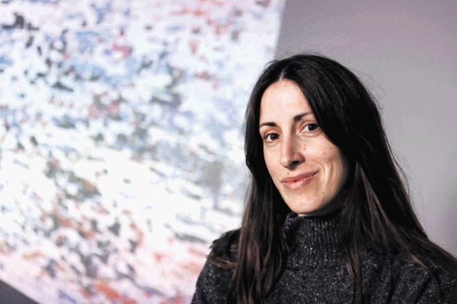 Umetnica in raziskovalka Joana Moll ob interaktivni instalaciji Carbolytics, ki kaže globalni promet s piškotki v realnem...