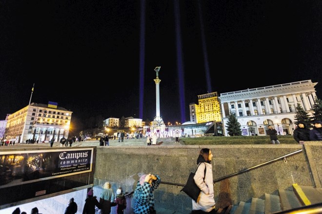 Trg Majdan v Kijevu včeraj zvečer. Nikjer kakšnega znaka živčnosti ali strahu pred prihajajočo vojno. Ukrajinci vse...