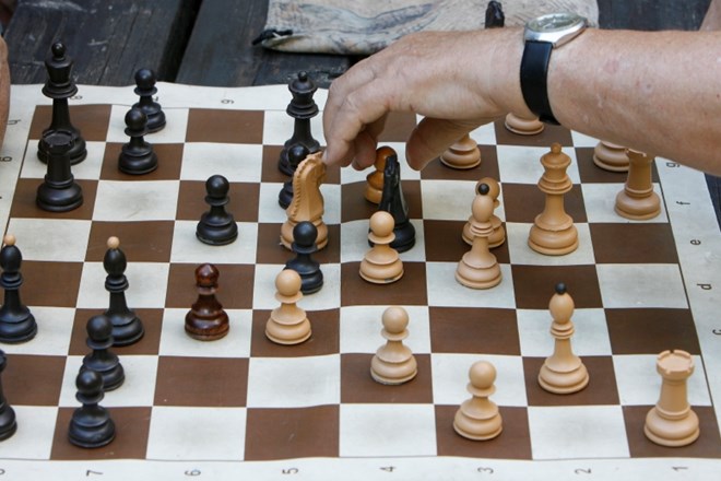 Indijski najstnik šokiral svetovnega šahovskega prvaka Carlsena
