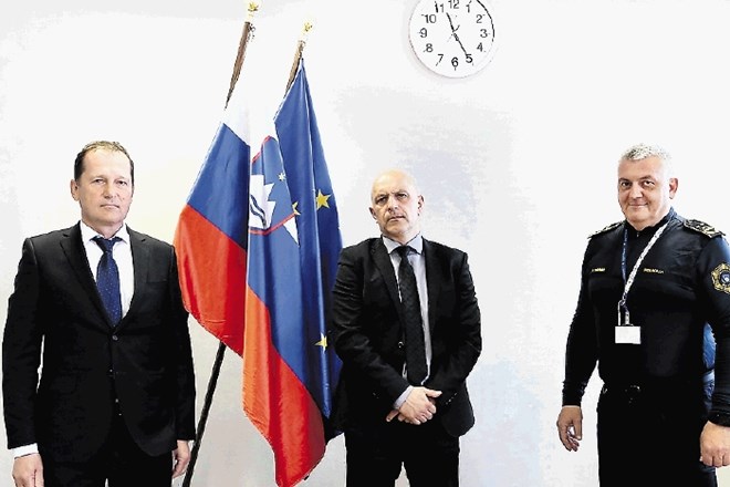 Vojko Urbas (levo) je kmalu po vzpostavitvi tretje Janševe vlade, ki je za šefa policije najprej postavila Antona Travnerja...