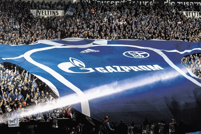 Takole so navijači nogometnega kluba Schalke 04 v začetku leta 2007 pozdravili ruskega pokrovitelja Gazprom. Zdaj so se...