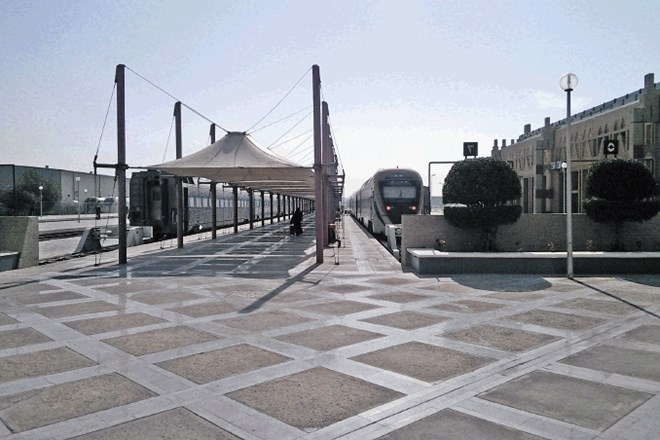 Z železniške postaje v Riadu bodo poslej vlake vozile tudi  strojevodkinje.