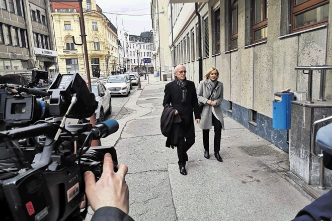 Odvetnik Stojan Zdolšek z novinarko Mojco Šetinc Pašek ob prihodu na celjsko sodišče
