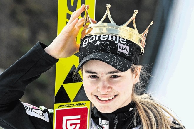 Nika Križnar je osvojila alpsko krono, kar pomeni, da je bila najboljša v seštevku posamičnih tekem v Ramsauu in...