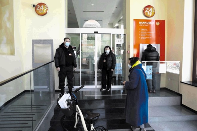 Tiste, ki so včeraj hoteli obiskali poslovalnico Sberbank na Dvornem trgu v Ljubljani, so pričakali varnostniki in zaprta...