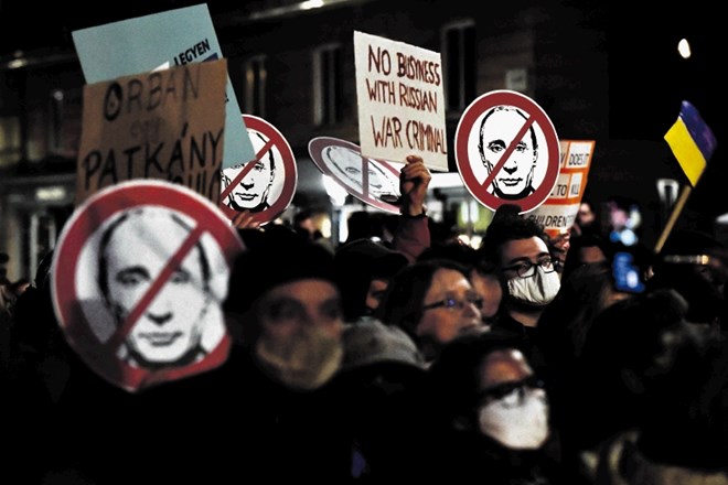 Vojni zločinec ogroža  posle, so včeraj sporočali  protestniki  pred budimpeškim sedežem International Investment bank,...