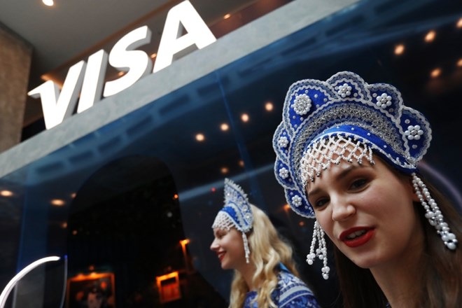Visa in Mastercard začasno ustavljata delovanje v Rusiji.