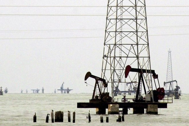 Črpališče nafte v venezuelski laguni Maracaibo.