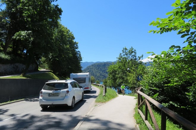 Južna razbremenilna cesta na Bledu bo promet odmaknila od Blejskega jezera in olajšala pot do Bohinja, ki je v poletnih...
