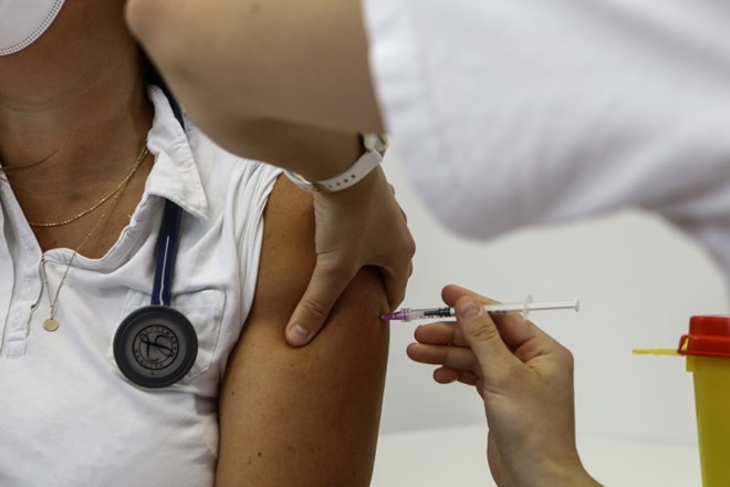 V obravnavi približno 20 zahtevkov za odškodnino zaradi neželenih učinkov po cepljenju proti covidu-19