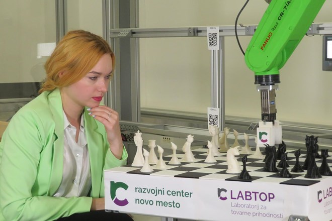 Velemojstrica proti prvemu slovenskemu šahovskemu robotu