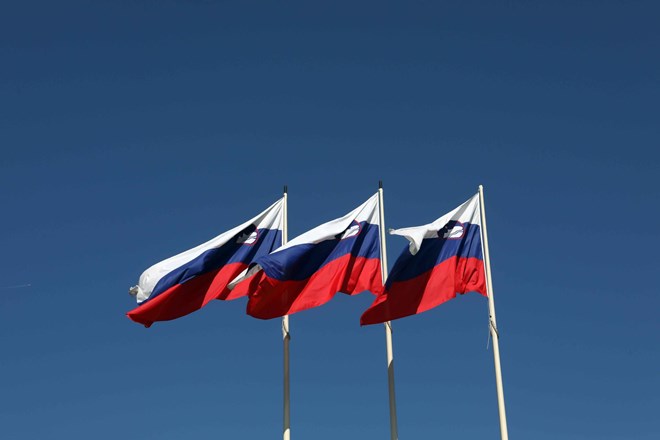 MZZ: Pred veleposlaništvom v Kijevu znova plapola slovenska zastava