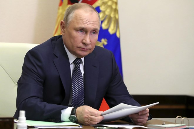 Evropski kupci ruskega plina od aprila potrebujejo račun v rubljih; Rusija vodilnim v EU  prepovedala vstop v državo