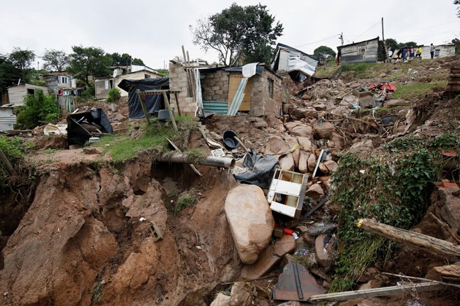 Število žrtev poplav v Južni Afriki naraslo na skoraj 400
