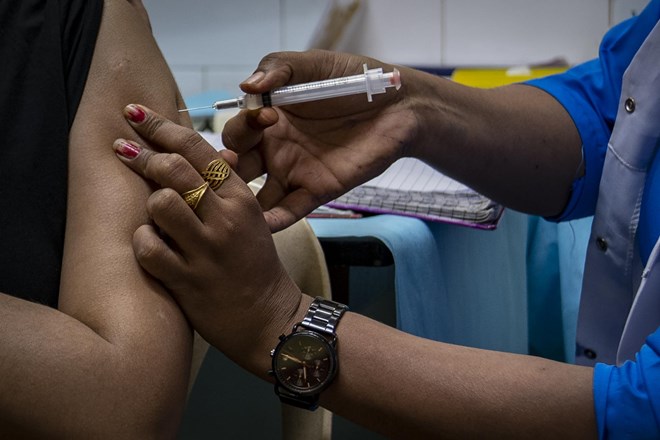 Ema računa na dovoljenje za cepiva proti omikronu do septembra