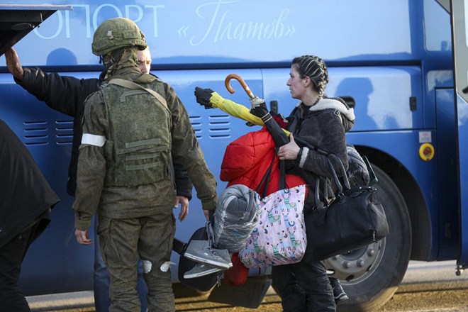 Ukrajina potrdila umik "vseh žensk, otrok in starejših" iz Azovstala
