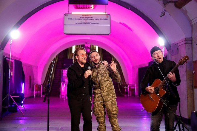 Kijev: Ukrajino sta z nastopom na podzemni železnici podprla Bono in Edge iz U2