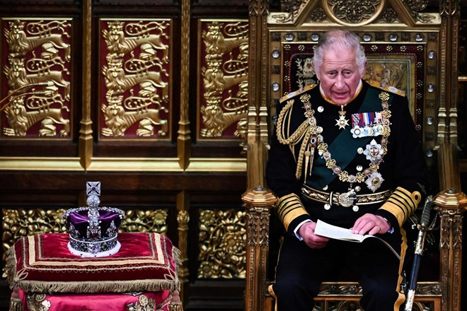Charles v parlamentu prvič namesto kraljice