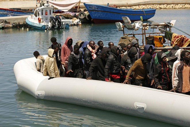 Po nesreči čolna pri obali Tunizije več kot 70 pogrešanih