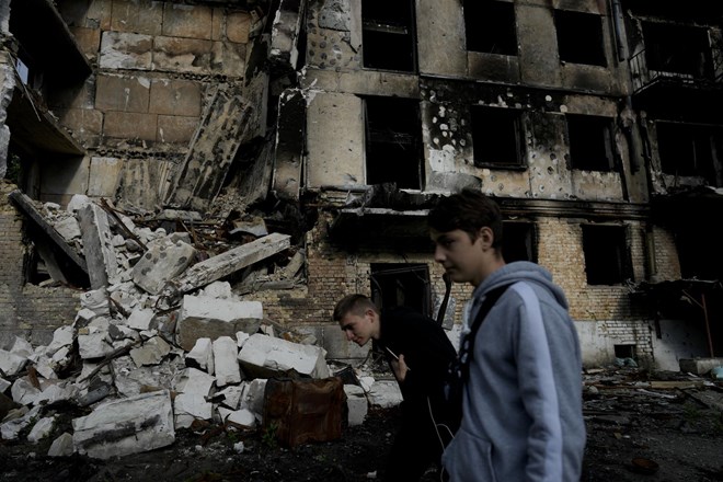 Vojna na vzhodu Ukrajine dosegla vrh intenzivnosti, WHO obsoja ruske napade na ukrajinsko zdravstvo