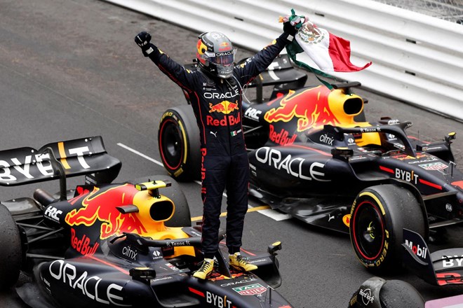Perezu dirkaški maraton v Monaku, Ferrari zapravil zmago Leclerca