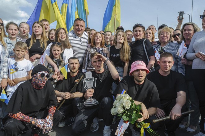 Skupina Kaluš Orekstra s prodajo evrovizijskega pokala na pomoč ukrajinski vojski