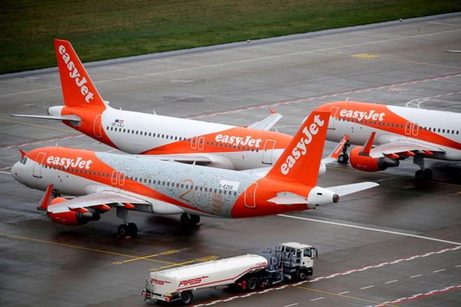 Več tisoč dopustnikov zaradi odpovedi letov v Veliki Britaniji obtičalo v tujini