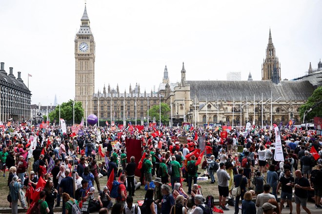 Več tisoč protestnikov v Londonu zahtevalo pomoč zaradi vse višjih življenjskih stroškov