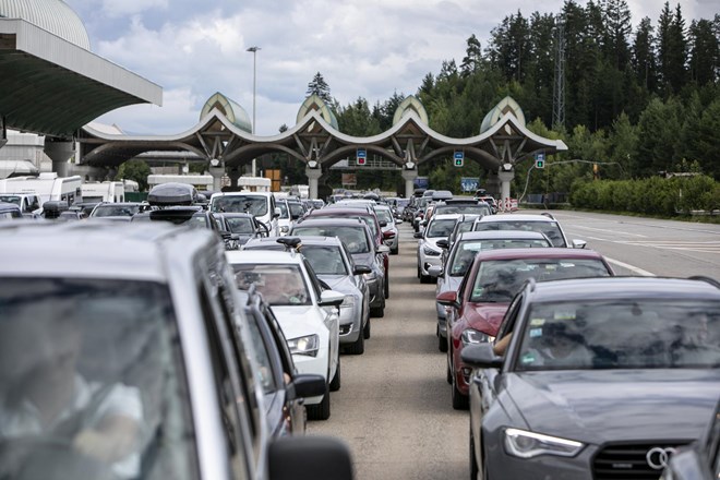 Cestni alarm: Zaradi nesreče daljši zastoj na primorski avtocesti