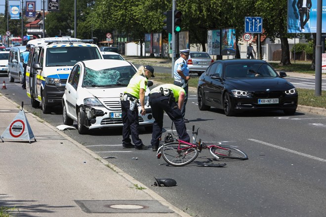Pijani voznik na Šmartinski cesti prevozil rdečo luč in do smrti zbil kolesarko