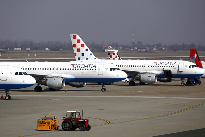 Poškodbe na letalu Croatie Airlines posledica mehanskega udarca, ne strelnega orožja